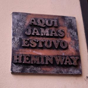 Sign: 'Aqui jamas estuvo Heminway'