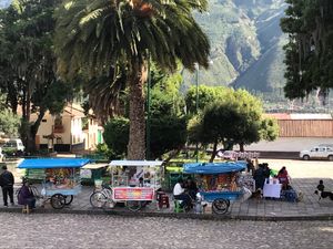 Vendadores outside the church