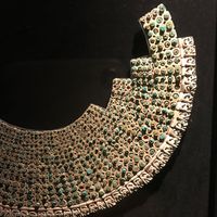 Jewelled neckpiece